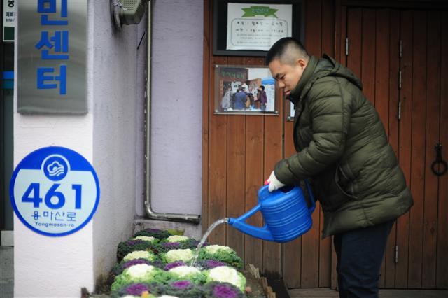 27일 서울 중랑구 망우3동주민센터에서 행정 도우미로 일하고 있는 유화영씨가 화단에 물을 주고 있다. 중랑구 제공