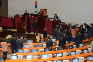 황찬현 감사원장 임명안 ‘반쪽’ 통과… 민주 “의회 폭거” 의사일정 전면 거부