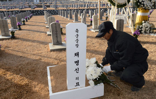 28일 오후 서울 동작구 국립서울현충원 사병 묘역에서 열린 故 채명신 장군의 안장식에서 현충원 관계자가 묘역을 정리하고 있다. 도준석 기자 pado@seoul.co.kr