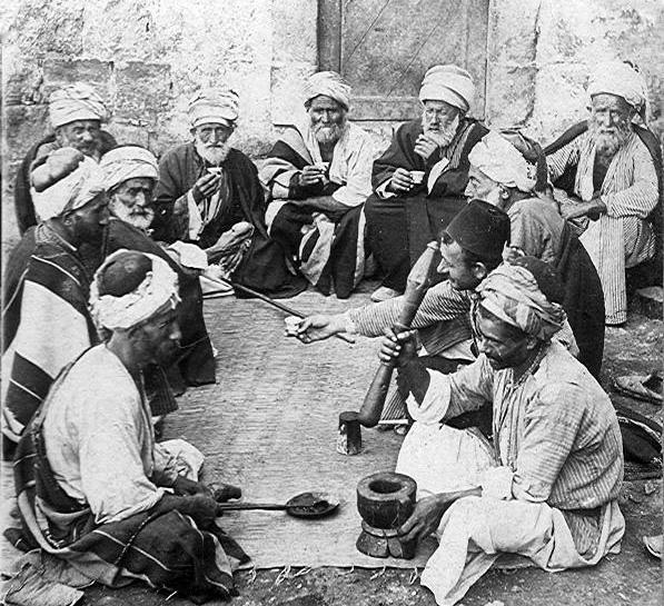 1900년에 촬영된 팔레스타인의 커피하우스. 에티오피아에서 발견된 커피가 홍해를 건너 아라비아까지 퍼져 나간 뒤 아랍인들은 커피를 삶의 일상으로 받아들였다. 전쟁 중 반정부 선동을 두려워한 통치자가 커피하우스를 폐업시키기도 했지만, 마약과 같은 진한 커피 향은 오늘날까지 질긴 생명력을 이어왔다. 을유문화사 제공