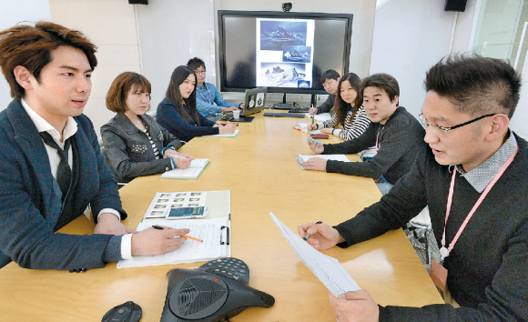 28일 오후 5시 서울 청담동 SM엔터테인먼트 사옥에서 엑소의 콘셉트에 대해 논의하고 있는 매니저와 직원들. 이언탁 기자 utl@seoul.co.kr