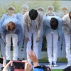 [포토] 엑소, 찻아준 팬들에게 예의바른 ‘정수리 인사’