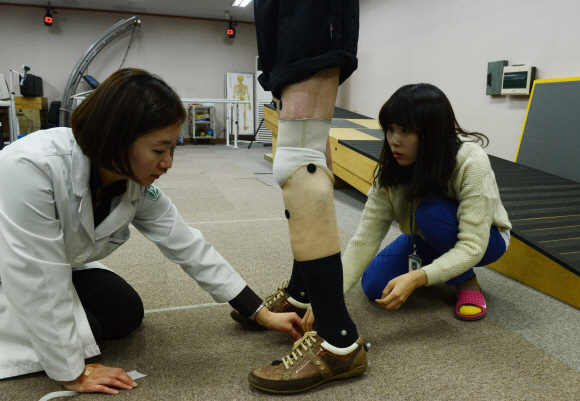 다리 절단 환자가 의족을 착용 후 보행 테스트를 하고 있다.