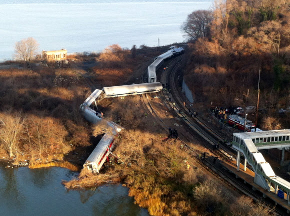 美 뉴욕 열차 탈선… 최소 4명 사망·40여명 부상 
