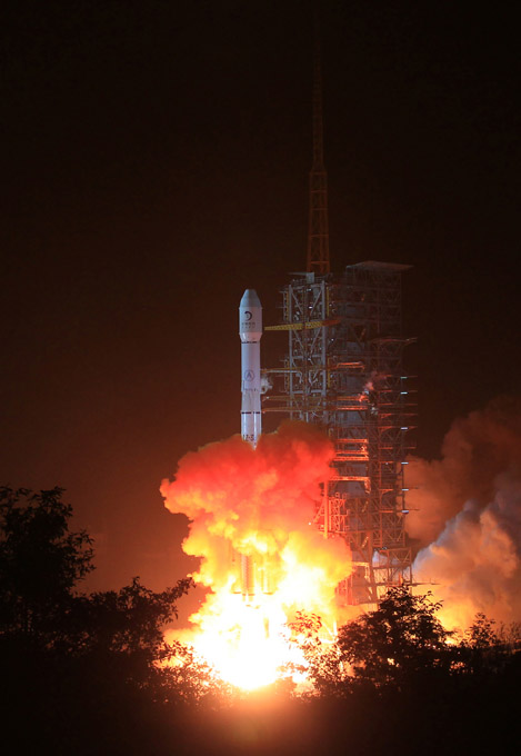 중국 첫 달 탐사위성 창어(嫦娥) 3호를 탑재한 창정(長征) 3B 로켓이 2일 오전 1시30분 쓰촨(四川)성 시창(西昌) 위성발사센터에서 발사되고 있다. 시창(西昌)=신화/뉴시스