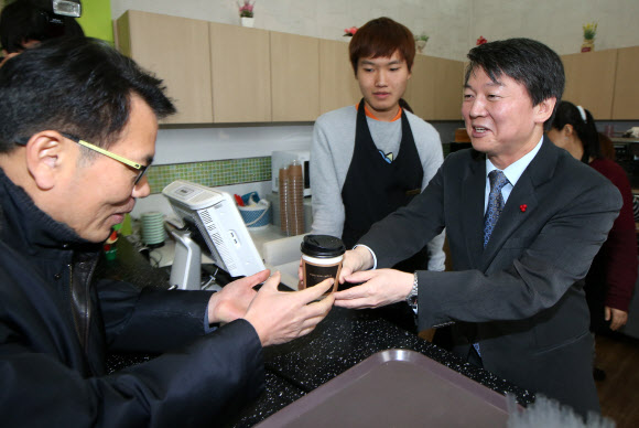 안철수 의원, “커피 나왔습니다” 무소속 안철수 의원이 2일 오전 서울 노원구 상계동 도봉운전면허시험장 내 발달장애인들이 바리스타로 일하고 있는 디앤디 카페를 찾아 일일 바리스타 체험을 하고 있다. 연합뉴스