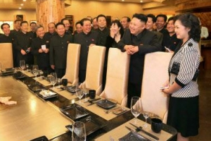 명품점·쇼핑몰 북적… ‘리설주 패션’ 유행도