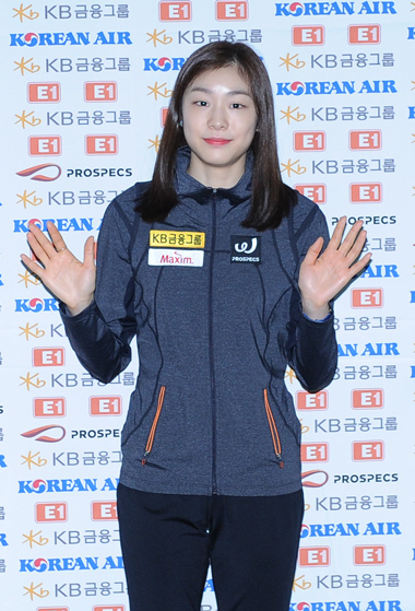 김연아가 ‘골든 스핀 오브 자그레브’ 대회 출전 위해 3일 출국했다.