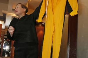 이소룡 상징 노란 츄리닝·쌍절곤 경매 나온다