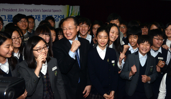 세계은행그룹(WBG)의 한국사무소 개소식을 위해 방한한 김용(가운데) WBG 총재가 3일 서울 용산구 이촌동 용강중학교에서 초청 강연을 마친 뒤 학생들과 기념사진을 찍으며 활짝 웃고 있다. 이종원 선임기자 jongwon@seoul.co.kr
