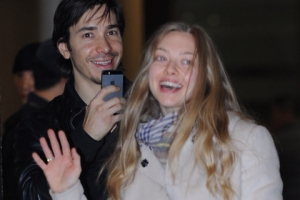 아만다 사이프리드 내한, 남친 저스틴 롱과 동반입국 ‘화장할 걸 그랬어’