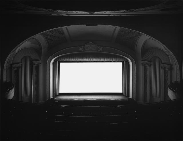 히로시 스기모토가 1978년 찍은 ‘극장’ 연작의 ‘플레이하우스’. 영화 상영시간 내내 카메라 렌즈를 노출시켜 스크린을 빛나는 백색 공간으로 표현했다. 삼성미술관 리움 제공