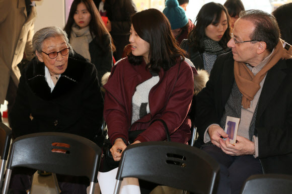 김복동 할머니 만난 장 살렘 교수 