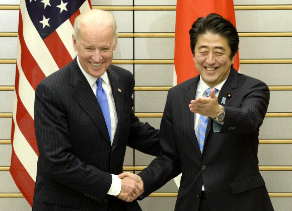 한·중·일을 연쇄 방문하는 조 바이든(왼쪽) 미국 부통령이 첫 방문지로 일본을 방문한 3일 아베 신조 총리와의 회담에 앞서 서로 악수를 나누며 웃고 있다. 도쿄 AFP 연합뉴스