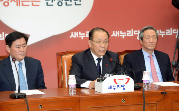 황우여 새누리당 대표가 4일 오후 국회 새누리당대표실에서 열린 최고중진연석회의에서 모두발언을 하고 있다. 이호정 기자 hojeong@seoul.co.kr