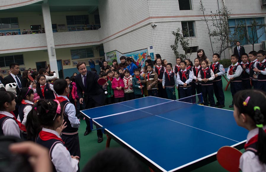 4일 중국을 방문 중인 데이비드 캐머런 영국 총리가 중국 쓰촨(四川)성 청두(成都)의 한 초등학교에서 학생과 탁구를 치고 있다. 청두(중 쓰촨성)=신화/뉴시스
