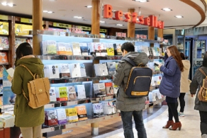긴 글은 안 읽는 스마트족, 작가들 글쓰기까지 바꿨다