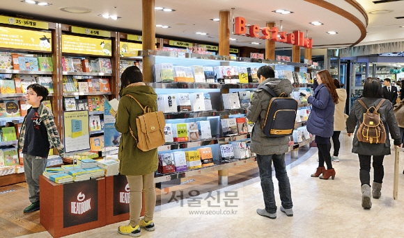 국내외 시장의 수요와 독자들의 독서 습관 변화에 따라 경장편 소설이 최근 한국 문학의 주요 흐름을 이루고 있다. 사진은 서울 광화문 교보문고 베스트셀러 코너. 안주영 기자 jya@seoul.co.kr