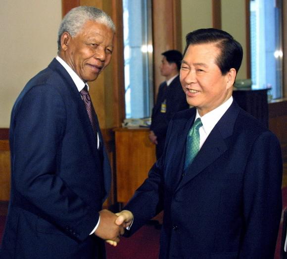 넬슨 만델라 전 남아공 대통령이 2001년 방한 당시 김대중 전 대통령과 만나 악수하고 있다. 