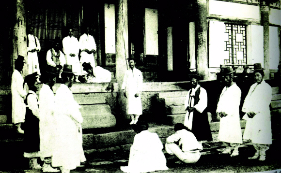 1890년대 법정 모습. 법관인 원님은 마루 위에 앉고 원고와 피고는 마당에 꿇어 앉은 상태에서 육방 관속이 지켜보는 가운데 재판이 이뤄지고 있다.  역사비평사 제공