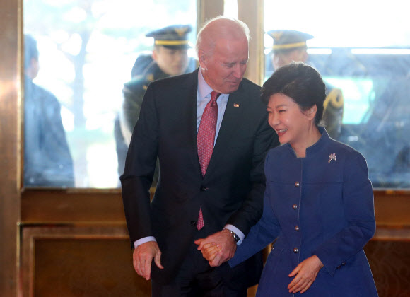 박근혜 대통령과 조 바이든 미국 부통령이 6일 오전 청와대에서 만나 손을 꼭 잡고 인사를 나누며 방명록 작성대로 향하고 있다.  연합뉴스