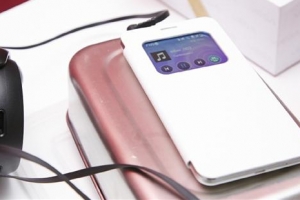 ‘평범한 껍데기’는 가라… 스마트폰 커버의 진화