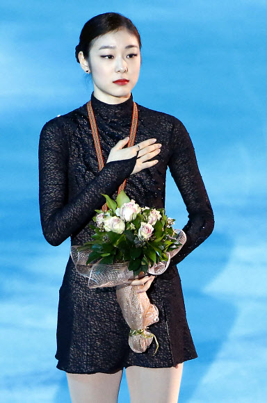 ’골든 스핀 오브 자그레브’ 대회에서 우승한 ’피겨 여왕’ 김연아가 8일 오전 크로아티아 자그레브의 돔 스포르토바 빙상장에서 열린 시상식에서 국기에 대한 경례를 하고 있다. 연합뉴스