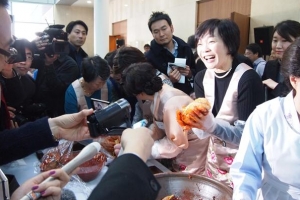 “남편한테도 먹여주고 싶어요”   아베총리 부인, 김치맛에 빠지다