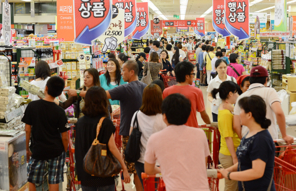 서울의 한 마트의 생필품 코너가 사람들로 붐비고 있다.