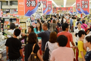 ‘세살아이 먹이려고’…마트에서 물건 훔친 부부