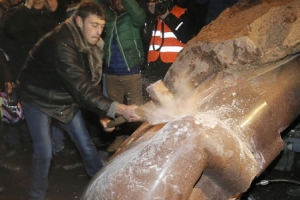 우크라이나 반정부 시위대 레닌 동상 철거