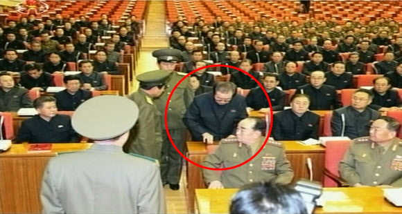 북한 조선중앙TV는 9일 장성택 국방위원회 부위원장이 노동당 정치국 확대회의에서 체포되는 모습을 공개했다. 조선중앙TV