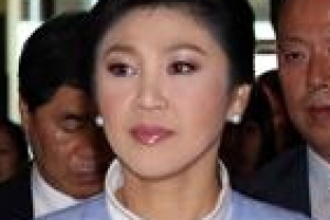 잉락 泰총리 “의회 해산 조기 총선 신속히 실시”