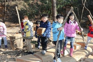 개장 첫날 마포 유아숲 체험장… 아이들 발걸음마다 꺄 ~~~ 악