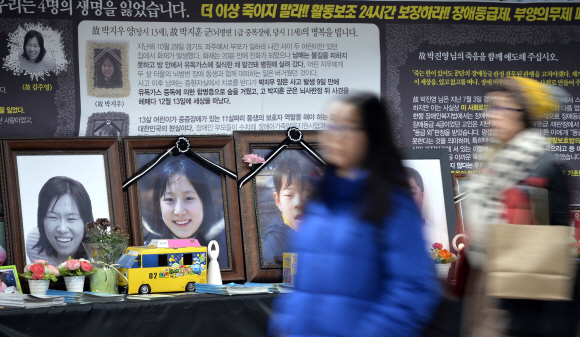 세계 인권의날인 10일 오후 서울 광화문의 장애인인권운동농성장 앞을 시민들이 무심하게 지나고 있다.  박지환 기자 popocar@seoul.co.kr