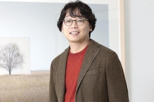 대형 캔버스에 담긴 나무와 바다 그리고 예술