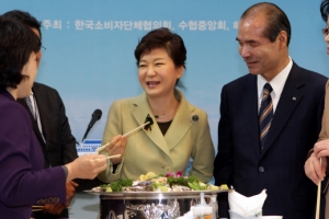 朴대통령, 깜짝 회 시식… “수산물 오해 없기를”