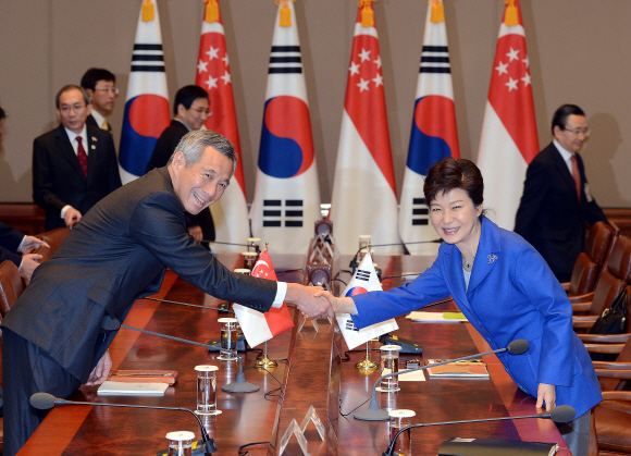 악수 하는 박근혜 대통령 리센룽 총리