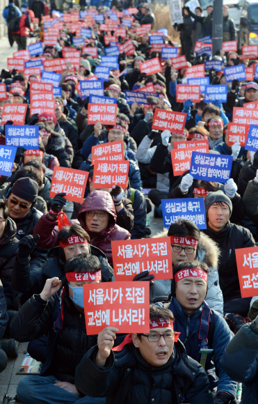 서울지하철 노조가 총파업을 앞두고 11일 오후 서울시청 앞에서 투쟁결의대회를 갖고 있다. 