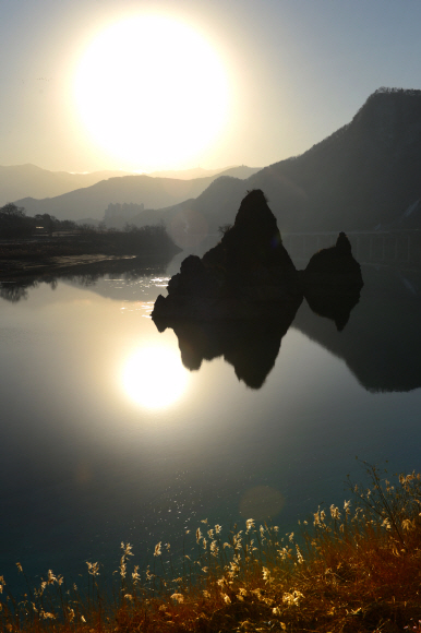 단양팔경 중 제1경인 도담삼봉의 이른 아침 풍경.