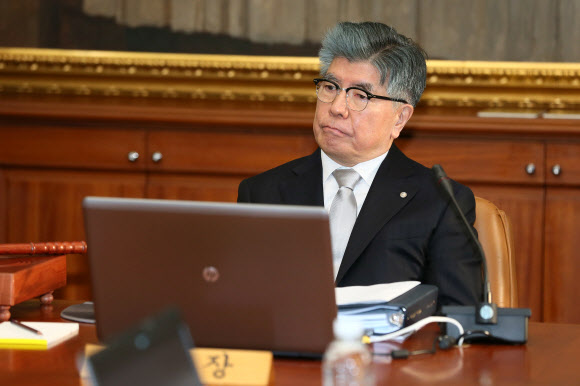 12일 오전 서울 중구 소공동 한국은행 본점에서 열린 금융통화위원회에서 김중수 한국은행 총재가 생각에 잠겨 있다. 연합뉴스
