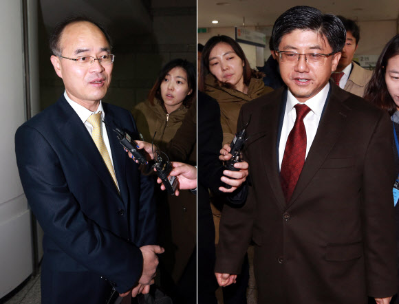 12일 오전 서울 서초동 중앙지법에서 열린 삼성전자와 애플의 국내 법원 두 번째 특허소송 선고 공판을 마친 뒤 양측 변호인들이 법정을 나오며 기자들의 질문에 답하고 있다. 연합뉴스