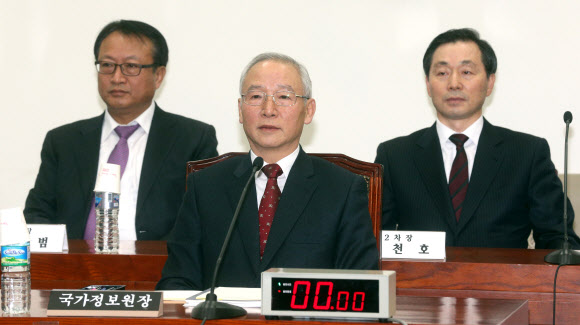남재준 국정원장이 12일 오전 국회 국가정보원개혁특위에 참석, 자리에 앉아 회의가 시작되기를 기다리고 있다. 왼쪽부터 한기범 1차장, 남원장, 서천호 2차장.  연합뉴스