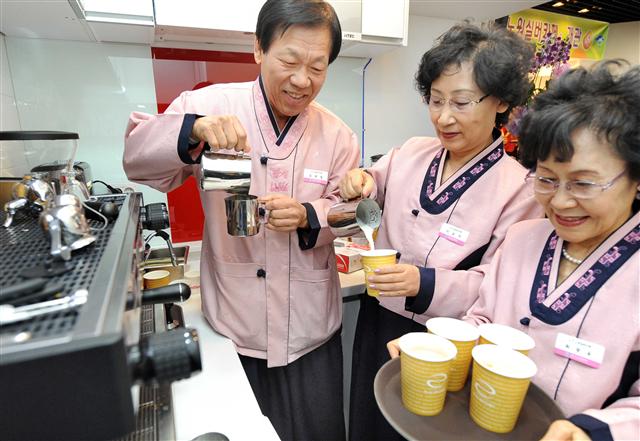 서울 노원구 실버카페에서 바리스타 전문 과정을 이수한 장노년층이 커피를 제조하고 있다. 50대 이상의 중고령자들이 재취업하기 위해선 사전에 철저한 준비가 필요하다. 서울신문 포토라이브러리