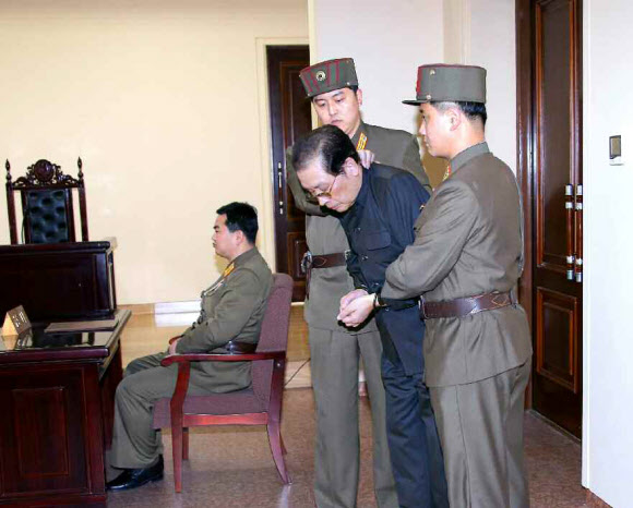 북한은 12일 국가안전보위부 특별군사재판을 열어 장성택에게 ‘국가전복음모의 극악한 범죄’로 사형을 선고하고 이를 바로 집행했다. 양 손을 포승줄에 묶인 장성택이 국가안전보위부원들에게 잡힌 채 법정에 서 있다. 노동신문