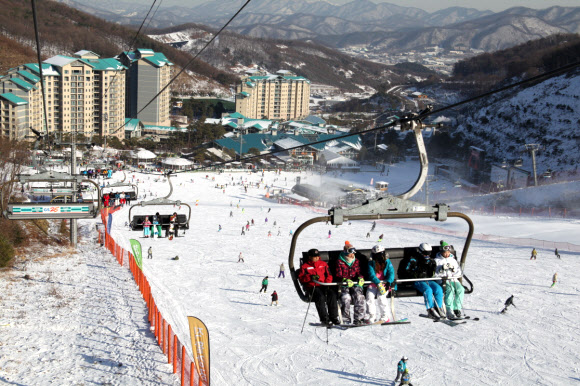 겨울아, 반갑다 15일 수도권 최대  스키장인 경기도 광주 서브원 곤지암리조트를 찾은 스키어와 스노 보더들이 리프트를 타고 슬로프를 오르고 있다.  연합뉴스