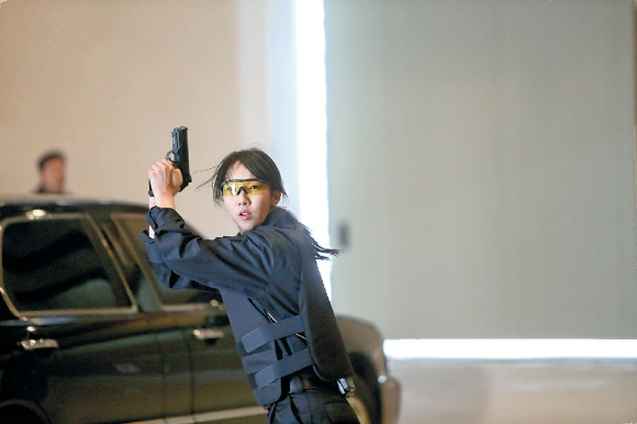 권총을 든 여성 경호관이 전방을 살피며 요인 경호에 나서고 있다. 대통령 경호실 제공