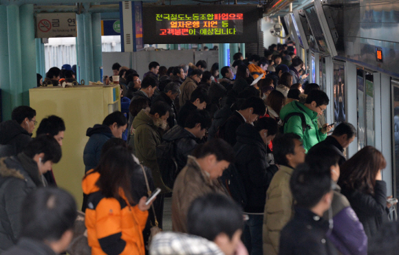 철도노조파업이 8일째를 맞은 16일 서울 구로구 신도림동 지하철 1호선 신도림역 승강장 차량운행안내표시판에 철도파업 관련 안내문이 나오고 있다. 코레일은 오늘부터 출퇴근 시간대는 정상운행을 유지하지만 오전 9시부터 오후 6시까지 수도권 전철이 일부 감축운행된다고 밝혔다.손형준 기자 boltagoo@seoul.co.kr