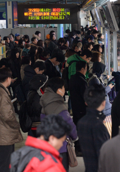 철도노조파업이 8일째를 맞은 16일 서울 구로구 신도림동 지하철 1호선 신도림역 승강장 차량운행안내표시판에 철도파업 관련 안내문이 나오고 있다. 코레일은 오늘부터 출퇴근 시간대는 정상운행을 유지하지만 오전 9시부터 오후 6시까지 수도권 전철이 일부 감축운행된다고 밝혔다.손형준 기자 boltagoo@seoul.co.kr