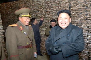 웃고 칭찬하고… 김정은, 냉혈한 이미지 벗기